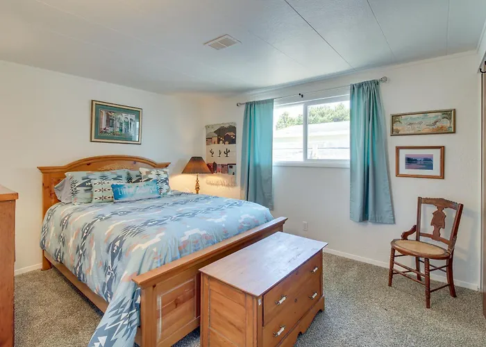 Central Bandon Retreat W/ Deck < 1 Mi To Beach!
