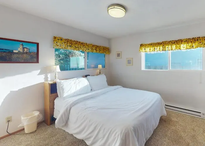 Dog-Friendly Cottage On The Bluff With Unobstructed Ocean Views