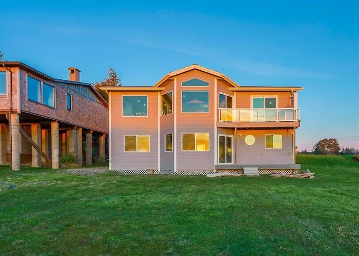 Luxe Oceanfront Home With Decks Grill Fireplace Gourmet Kitchen & Fast Wifi