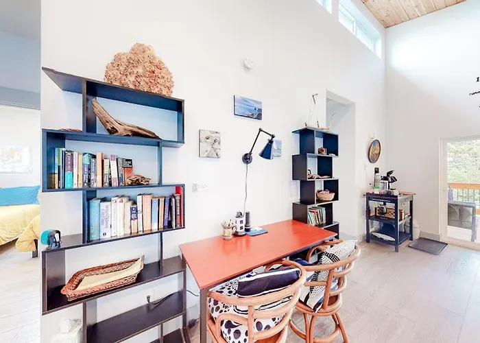 Beachy Dog-Friendly Home Near The Coast With Free Wifi & A Kitchenette